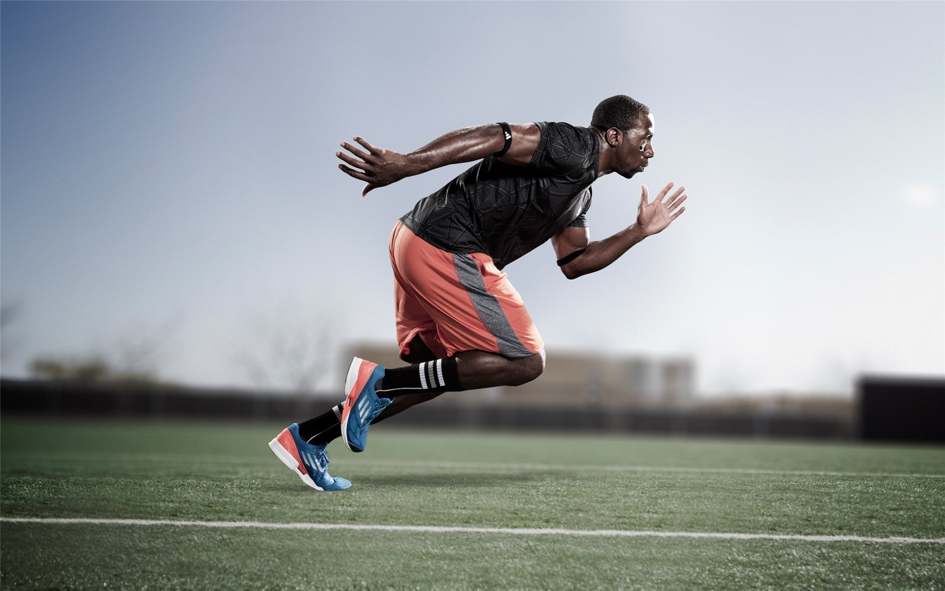 开云平台-跨界狂想曲，当老鹰斩落骑士，哈登在F1赛道接管比赛—体育世界的魔幻与现实