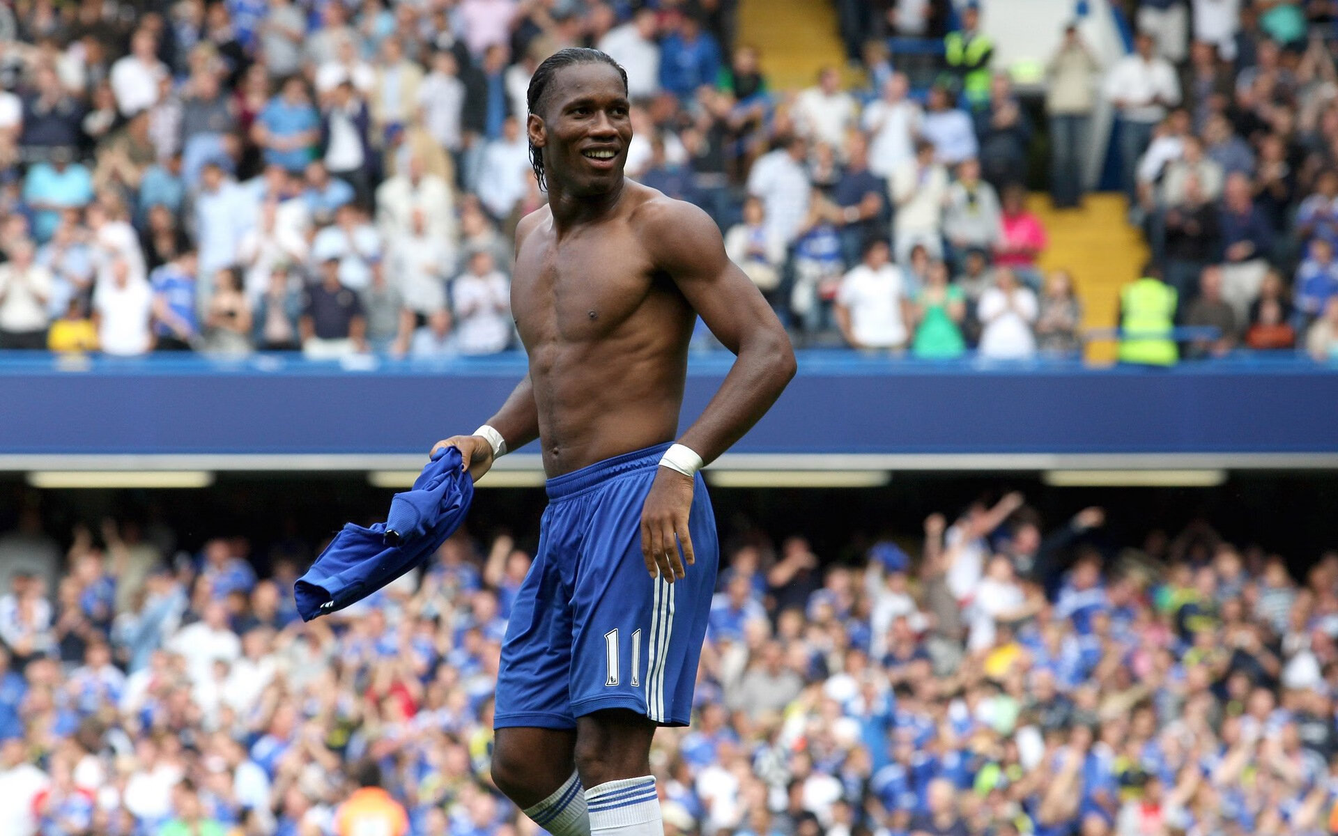 开云体育入口-绿茵轮盘，当本泽马在巴林站上演政治漂移—阿尔及利亚、乌克兰与一场被接管的F1新赛季