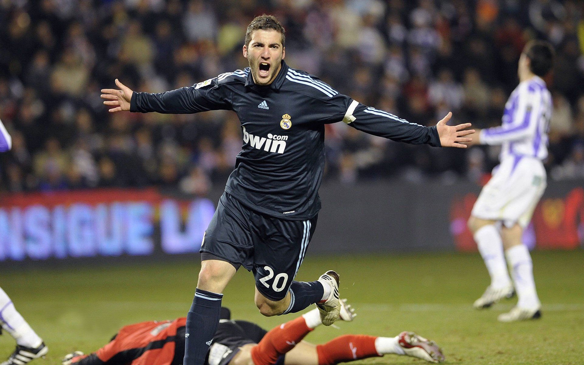 魔术击溃雷霆，德罗赞37+5+4打出生涯巅峰之夜，雷霆双子星黯然失色